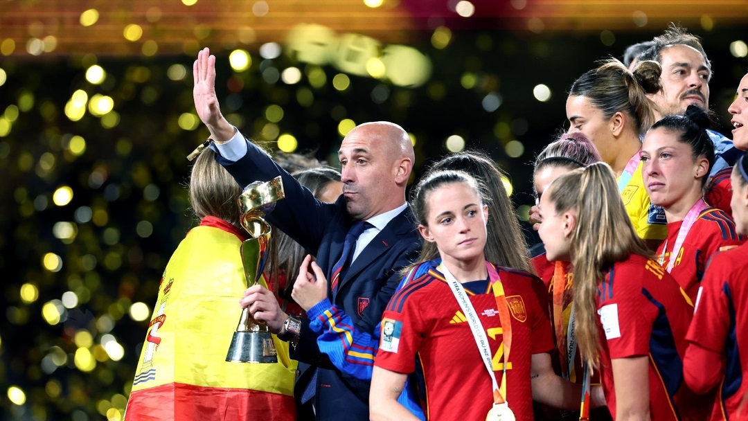 لوییس روبیالس در جشن قهرمانی تیم زنان اسپانیا