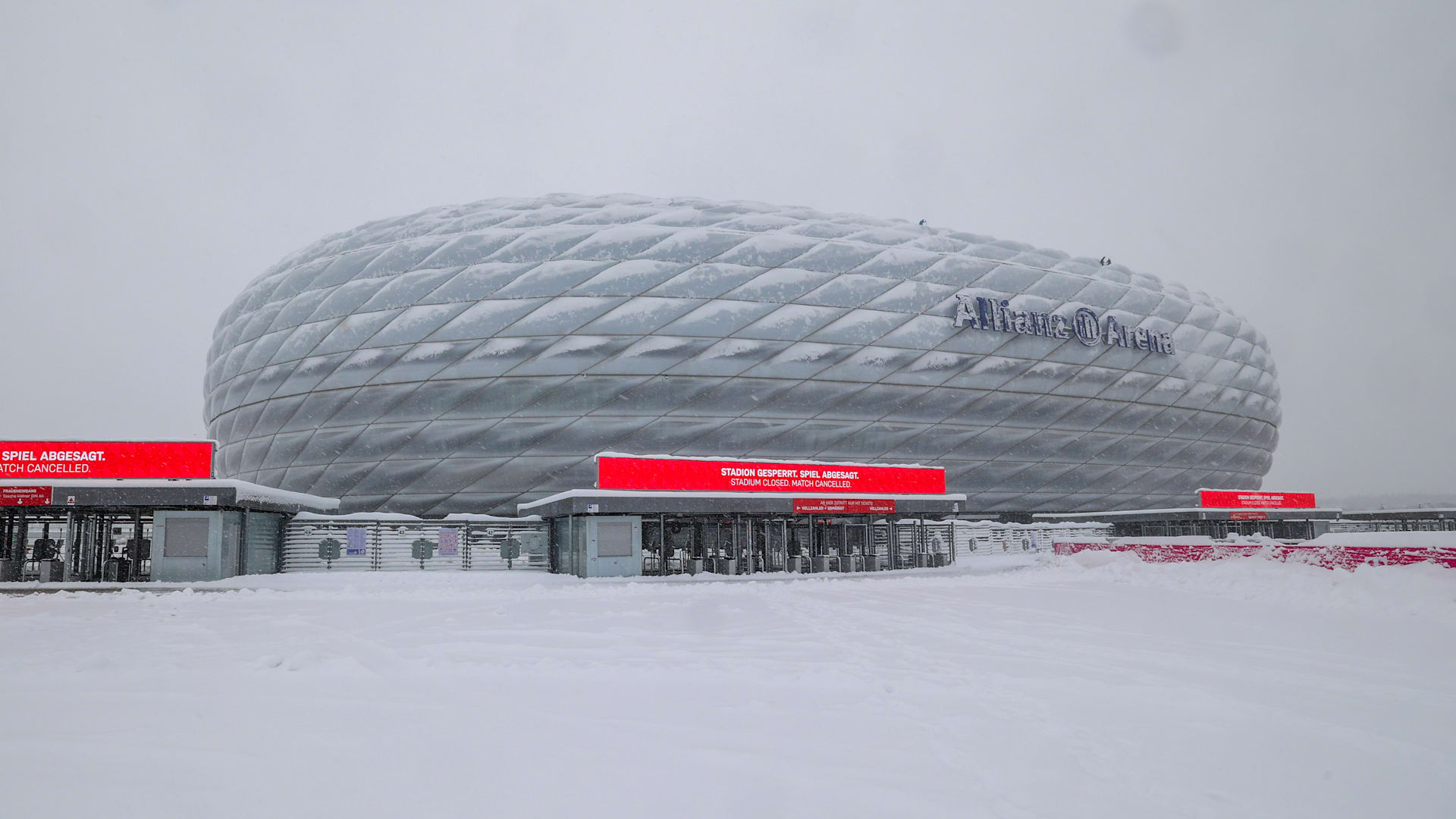 استادیوم آلیانتس آرنا پوشیده شده از برف