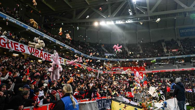 Lille-Metz supporteurs avec des peluches