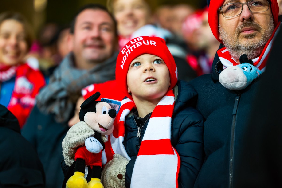 un supporteur de Lille avec peluche