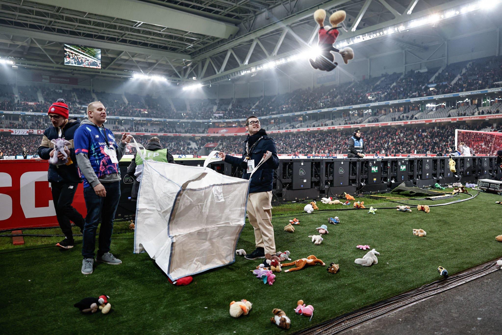 Lille-Metz supporteurs avec des peluches